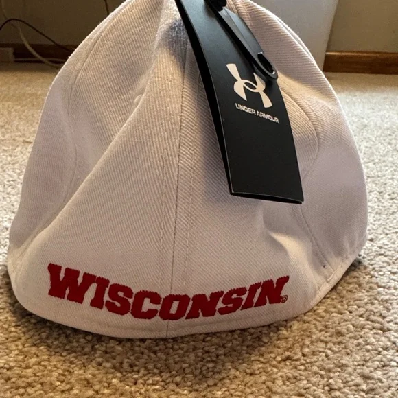 NWT Under Armour White Wisconsin Badgers Logo Hat - Picture 2 of 5